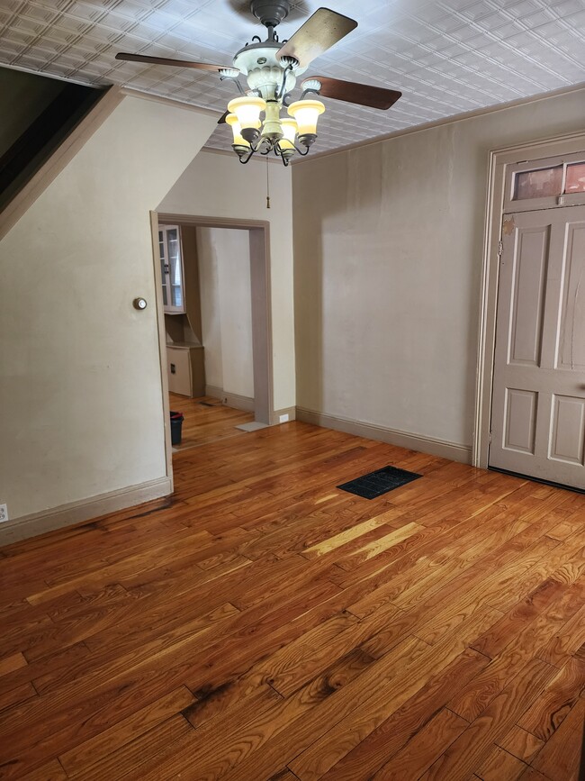 Photo - 1593 White St