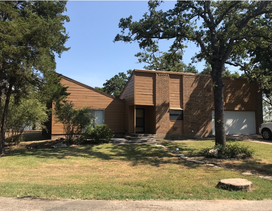 Photo - 1900 Pinewood Dr (Bryan, TX)