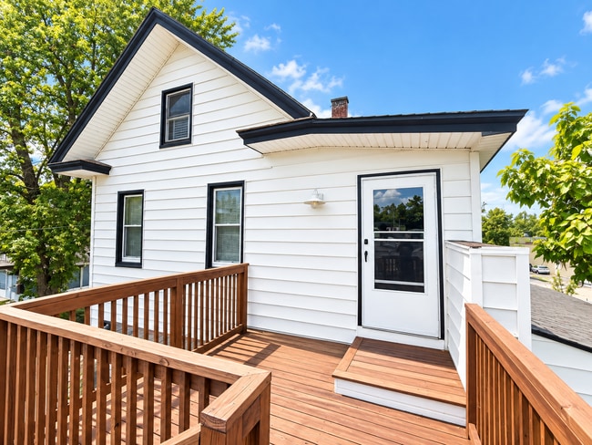 Building Photo - Beautifully Remodeled 2-Bedroom Upper Unit C