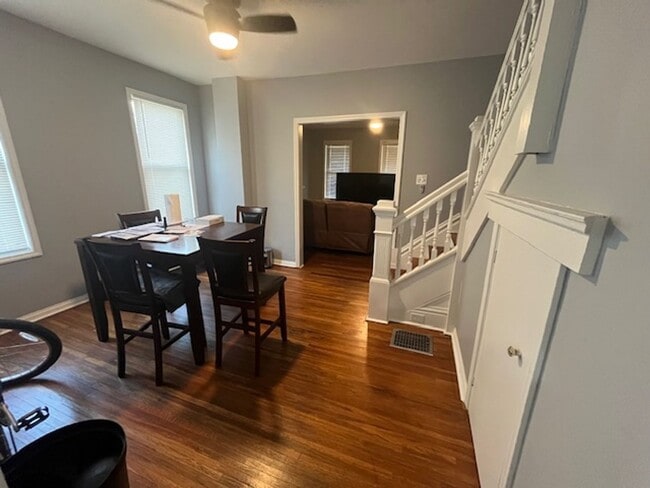 Building Photo - Spacious 3 bed, 1.5 bath duplex Rental