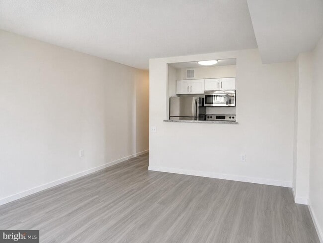 Building Photo - 1420 Locust St Unit 8J