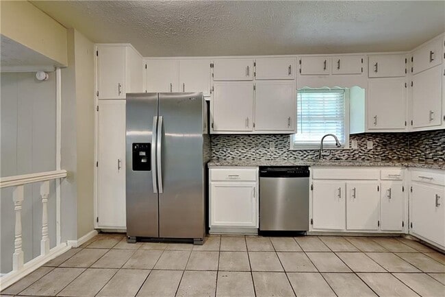 Photo - 2076 Khyber Pass SW