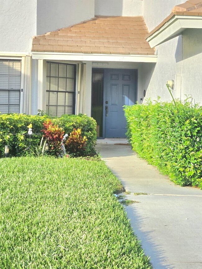 Photo - 679 Edgewater Dr
