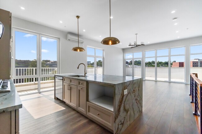 Building Photo - 21 Lincoln Park Unit 300