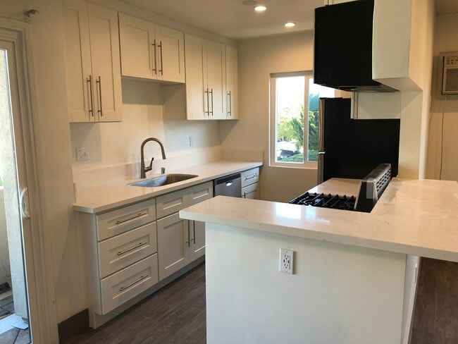 Photo - 3611 Mentone Ave Unit 5