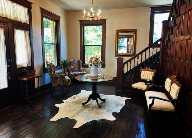 Photo - 406 W 1st St