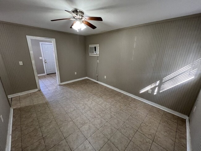 5863 Denova St