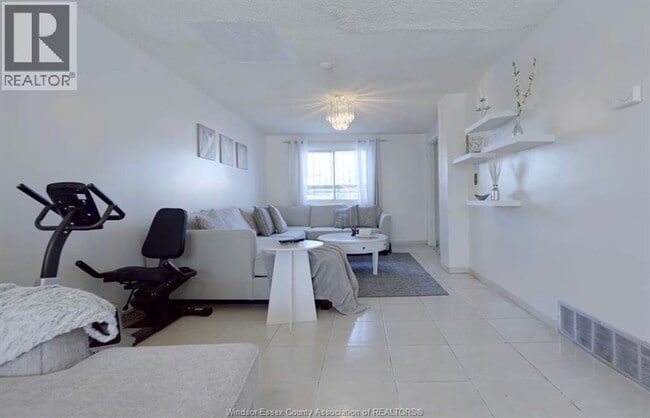 Photo - 1073 Pierre Ave