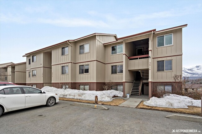 Building Photo - 2 Bed/ 2 Bath / Garage - Anchorage Condo!