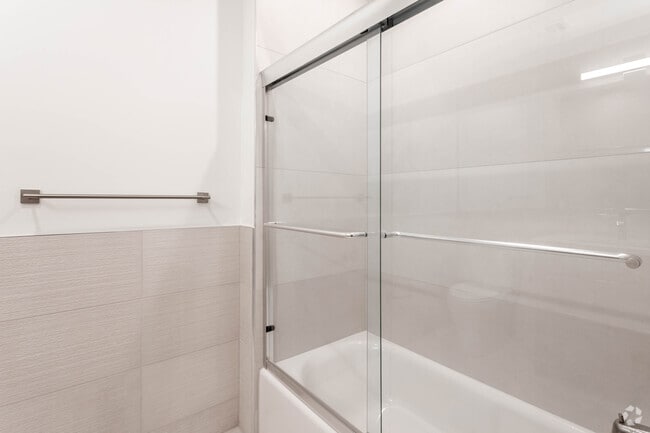 3BR, 2BA - 1238 FT2 - Baño - 102 State St