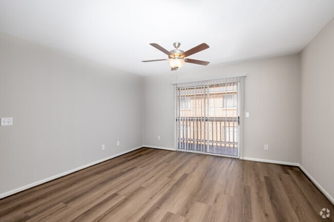 2BR 2BA, 1040SF, Classic - Living Room