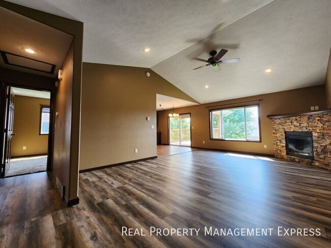 Photo - Modern 4 Bedroom 2 Bathroom Twin-Home in Tea