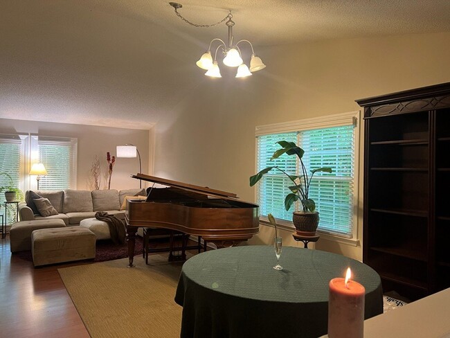 Photo - 2718 Cottage Cir