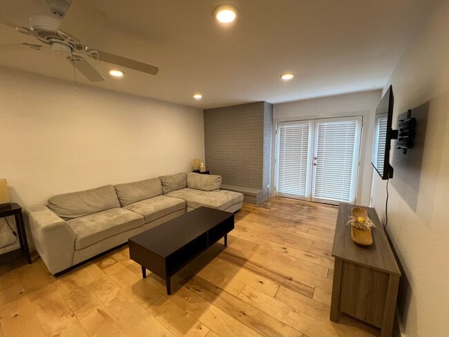 Photo - 909 Reinli St Unidad 112