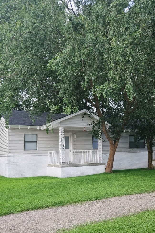 Building Photo - 285 Hickory Rd