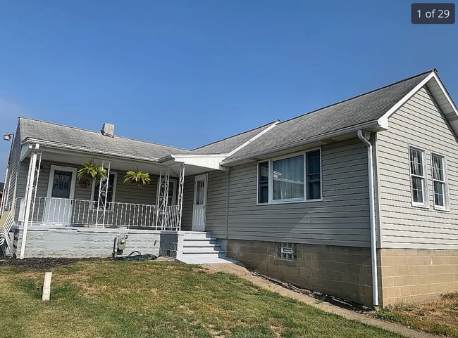 Building Photo - 3 Bed 1.5 Bath- Aliquippa PA