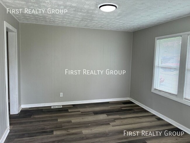 Photo - 1671 Gummer Ave