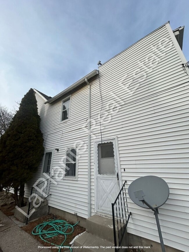 Photo - 3950 Woodhaven Dr Unit Upper