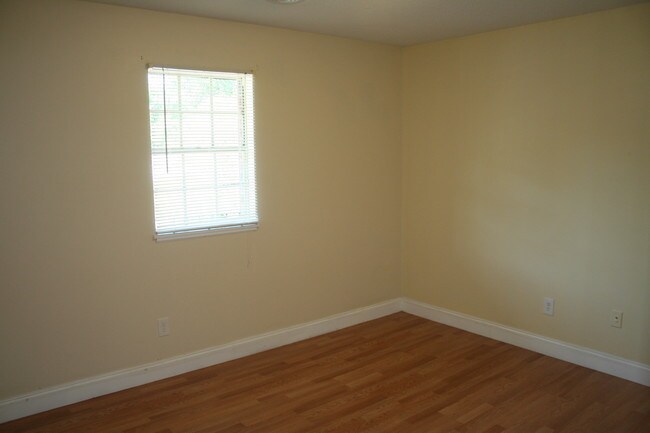 Front Bedroom - Florence Ridge Apartments