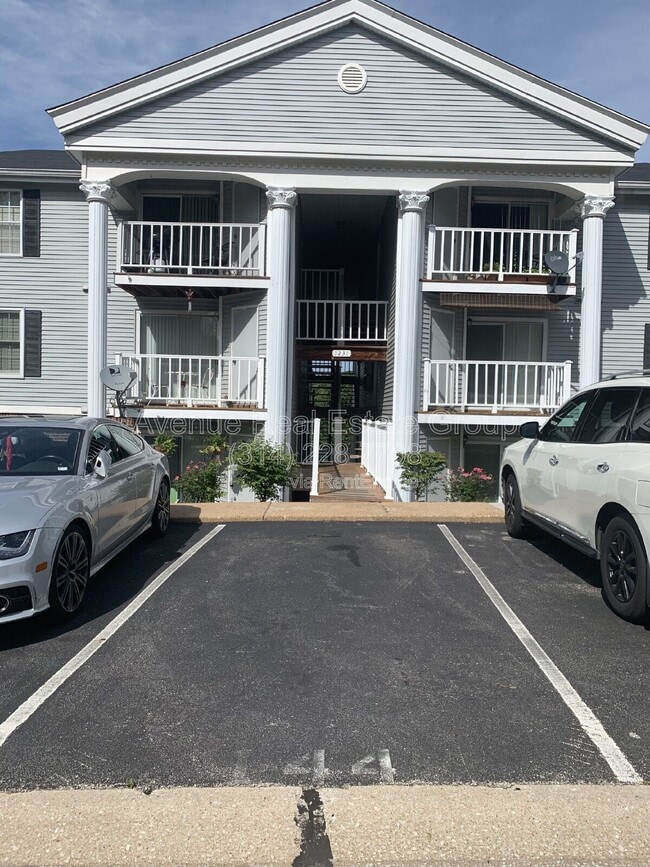 Building Photo - 1231 Creve Coeur Crossing Ln Unit I