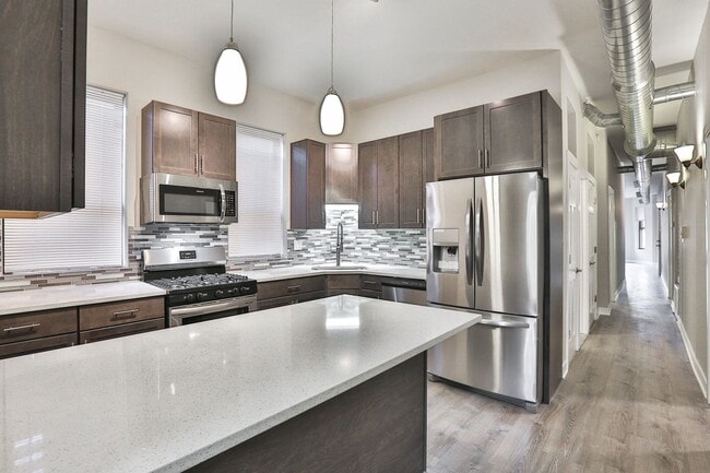 Photo - HUGE Condo Quality 4bed/2bath in Hot Wicker Park! Central Air! In-Unit Laundry! Deck! FREE Internet! Unit 1