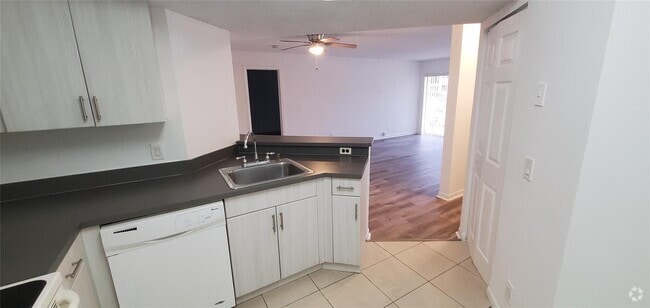 Building Photo - 8781 Wiles Rd Unit 104 Rental
