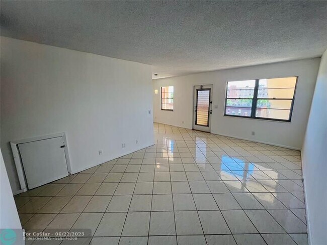 Photo - 3002 Newcastle A