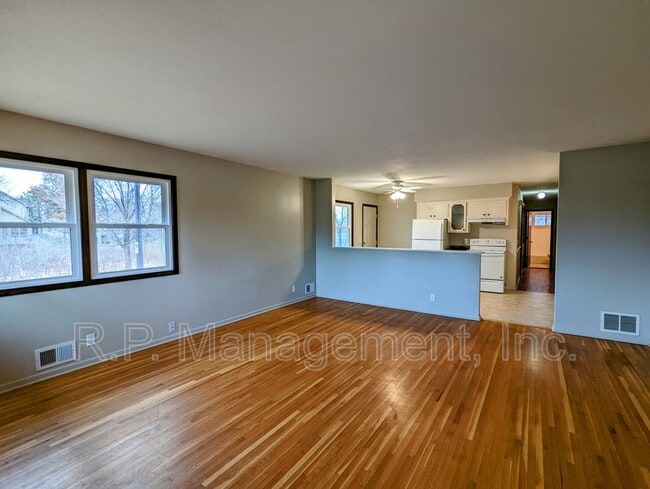 Photo - 5117 Washington St NE