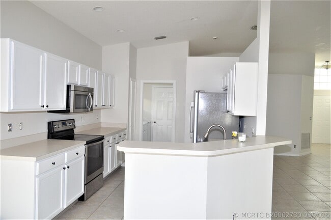 Building Photo - 880 NW Waterlily Pl
