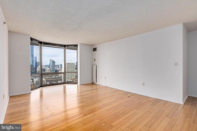 Building Photo - 2020 Walnut St Unit 29J