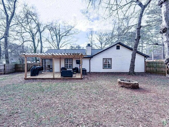 Photo - 3 Bedroom ]house with fence in yard.