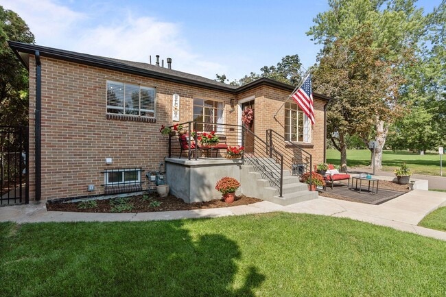 Building Photo - Stunning 4 Bed 2 Bath Home across the Stre...