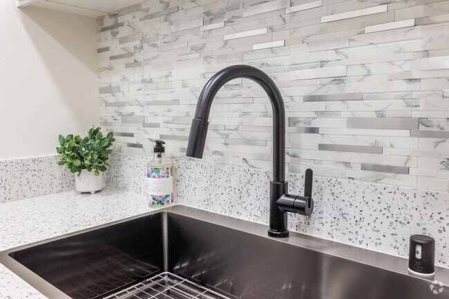 1BR,1BA - 758SF - Camino De Oro