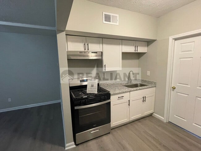 Building Photo - 208 Lakeshore Dr Unit 19