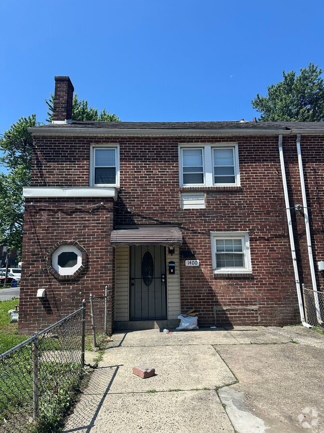 Building Photo - 4 Bed, 1 Bath Row home