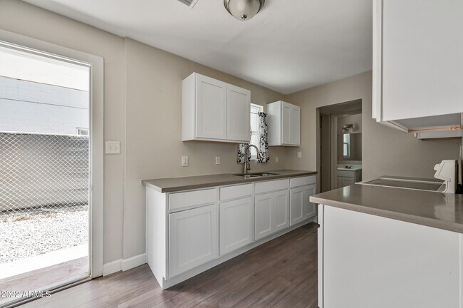 Photo - 2142 E Taylor St Unidad 7