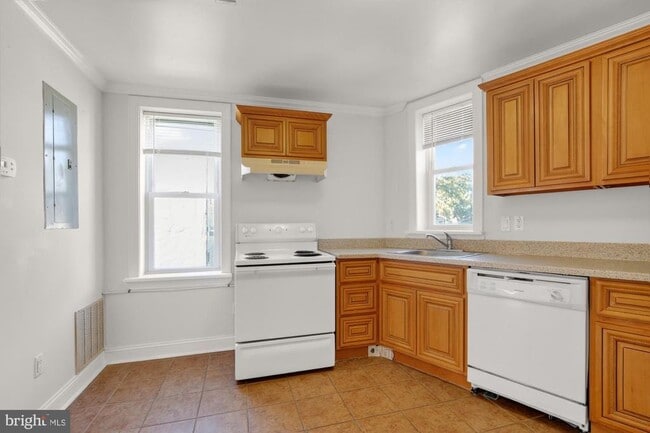 Building Photo - 2026 Ridge Ave Unit 9