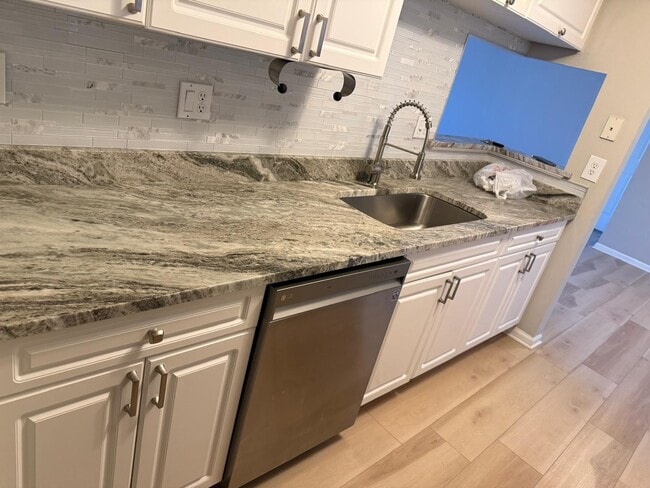 Kitchen Dish, Sink - 5560 Pine Aires Dr Unit 5560 Pine Aires Dr