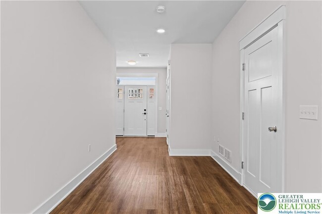 Photo - 1674 Best Pl