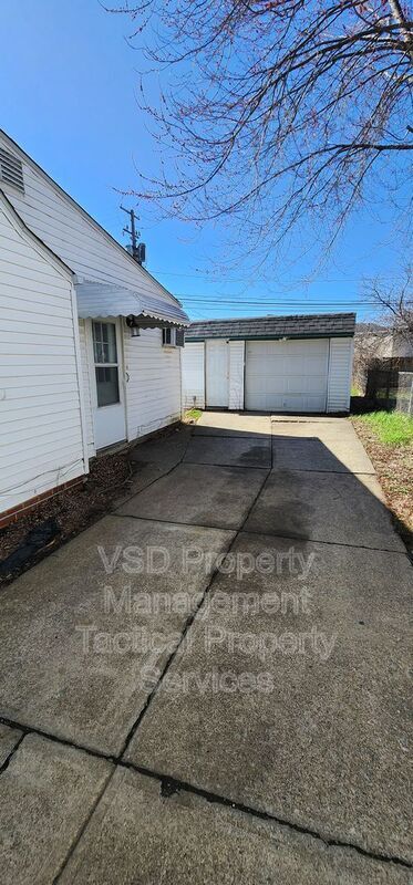 Photo - 374 E 232nd St