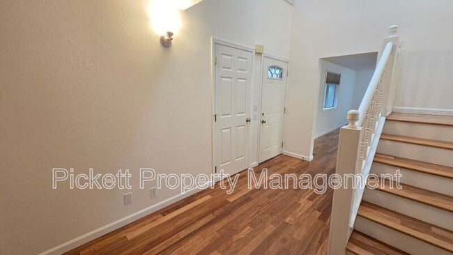 Photo - 565 NW Carolyn Ln