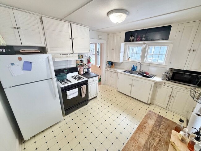 Photo - 3 Bedroom Apartment in Burlington VT Available NOW! OFF STREET PARKING, LAUNDRY, HEAT INCLUDED! Unit 1