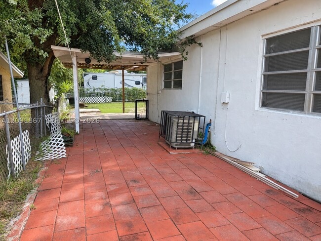 1525 NE 154th St
