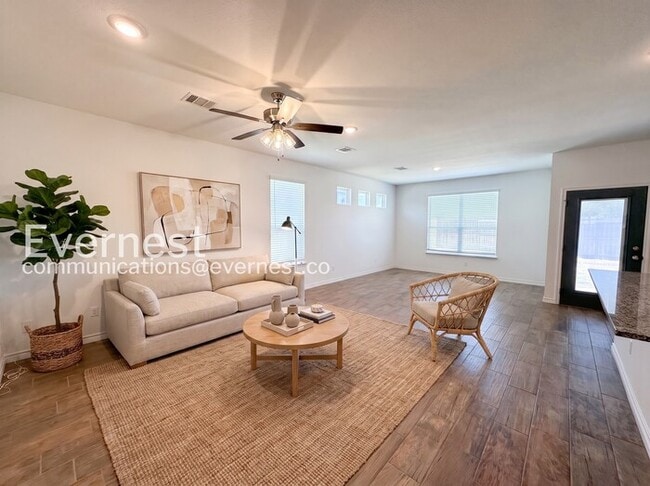 Photo - 2207 Hornbeam St