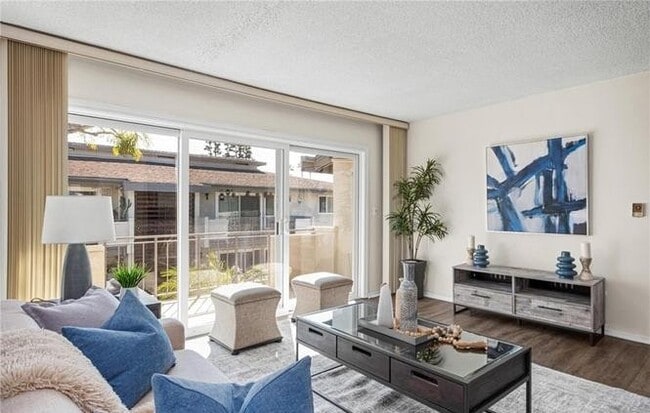 Building Photo - 1745 Maple Ave Unit 68B