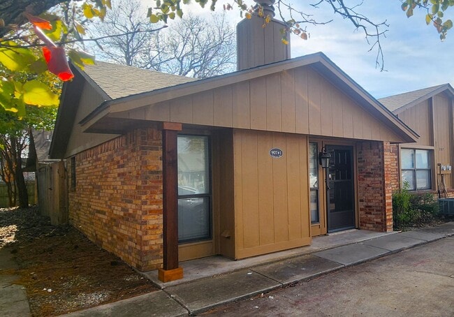 Building Photo - 907 NE Tortoise Dr Unit #1