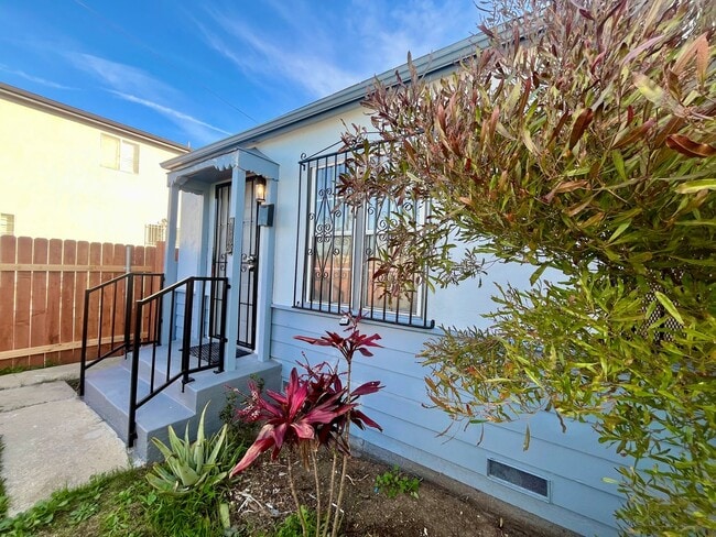 Building Photo - 6200-6202 Unit 6200