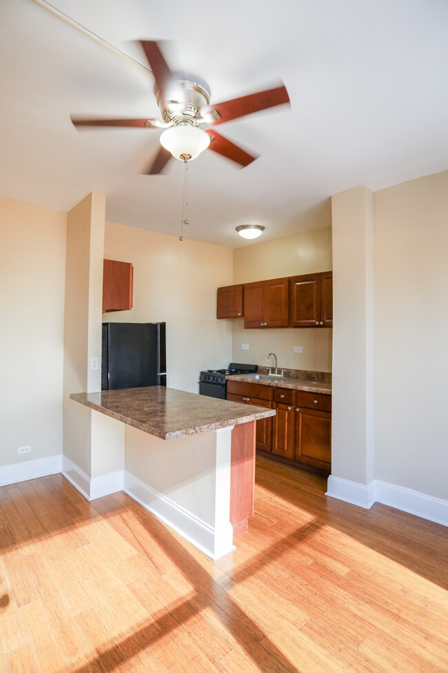 Building Photo - 5320 S Cornell Ave Unit #511