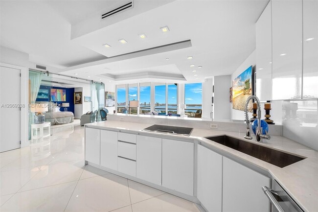 Building Photo - 4779 Collins Ave Unit PH4306