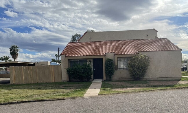 Building Photo - READY FOR IMMEDIATE MOVE IN!